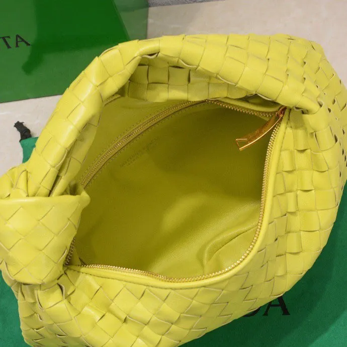 Batch 1460 BV Bottega Veneta 2022 Early Spring New Ladies Medium JODIE Handbag BV Bag 🔥The new method is to round the corners on the original basis and knot the round hobo bag with classic woven leather. The most iconic triangular pull-out design, using sheepskin draped soft shape, is super suitable for concave shapes~ Jodie feels really gentle to people, and is definitely the best item for daily matching. It has the same weave, new elements and twists, and is versatile. It is the new favorite of street style Internet celebrities! Size: 36*21*13 Model: 6697